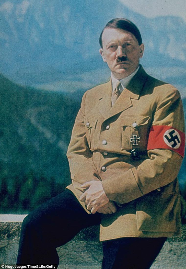 Hugo Jaeger mới công bố những tấm ảnh màu hiếm hoi về nhà lãnh đạo độc tài Hitler. Ông Jaeger đã chôn chúng xuống dưới đất trong suốt một thập kỷ sau khi chiến tranh thế giới 2 kết thúc và chế độ Đức quốc xã sụp đổ hoàn toàn. Mãi đến năm 1955, ông mới đào chúng lên. Trong ảnh là trùm phát xít Hitler tại Upper Bavaria những năm cuối 1930.